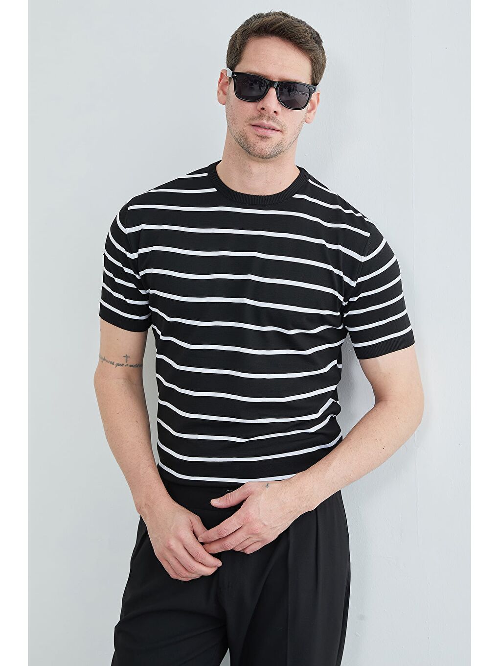 Siyah Çizgili Bisiklet Yaka Triko Tişört