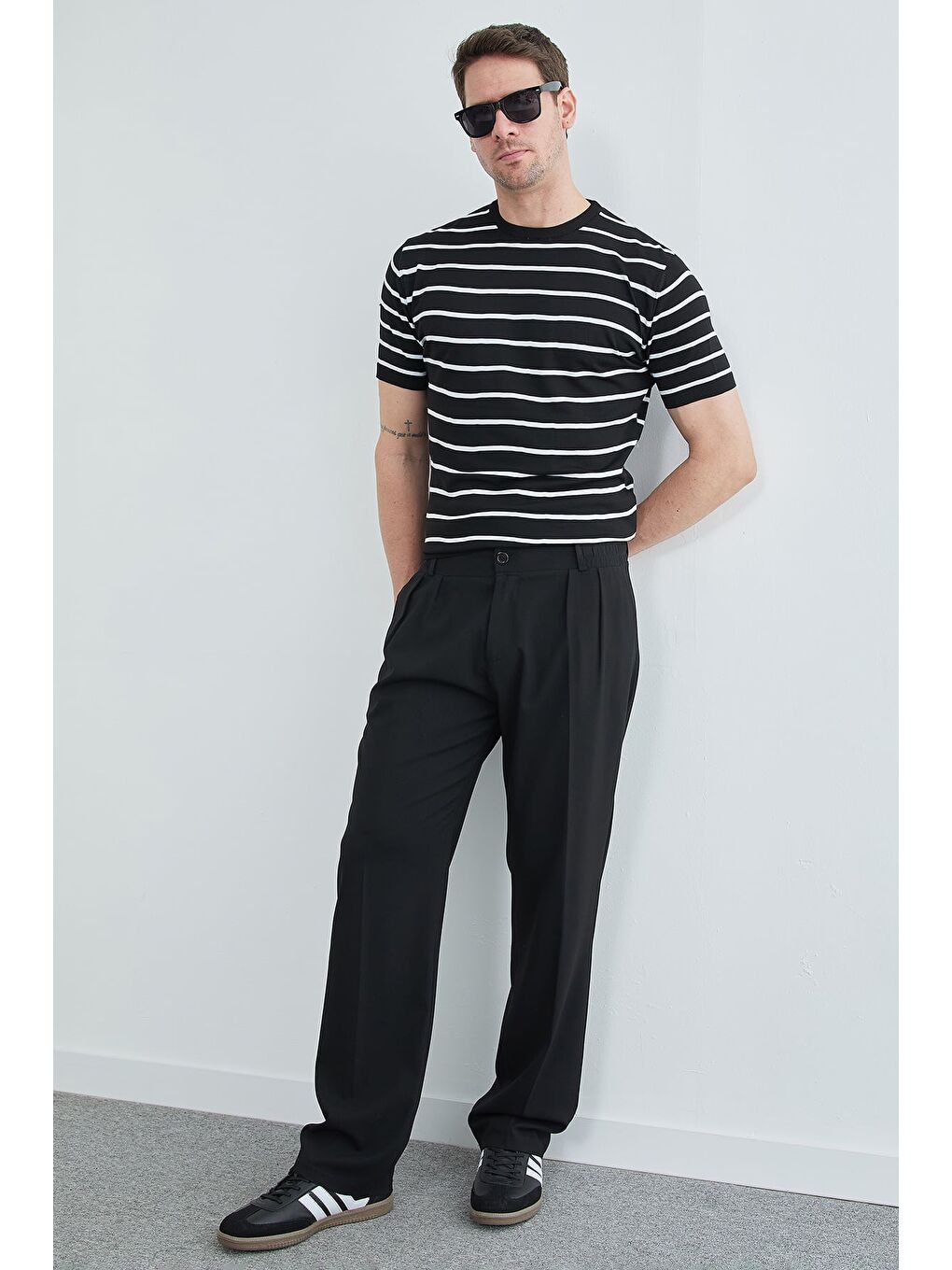 Siyah Çizgili Bisiklet Yaka Triko Tişört-1