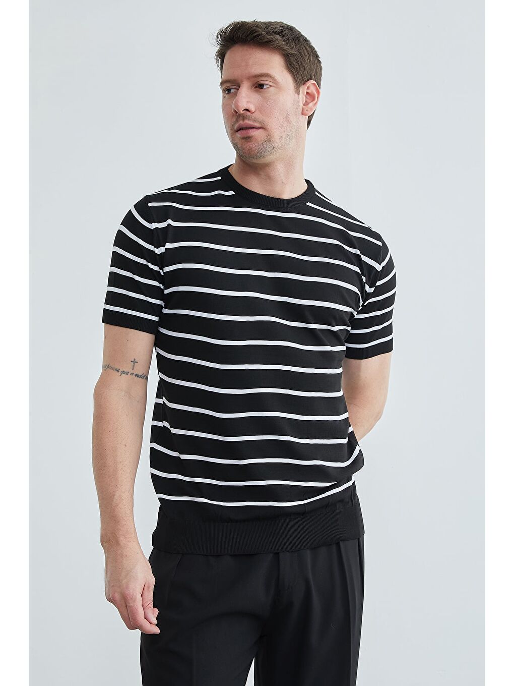 Siyah Çizgili Bisiklet Yaka Triko Tişört-2