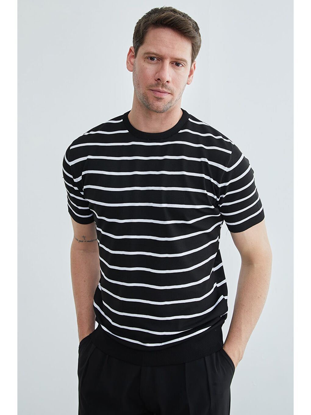 Siyah Çizgili Bisiklet Yaka Triko Tişört-3