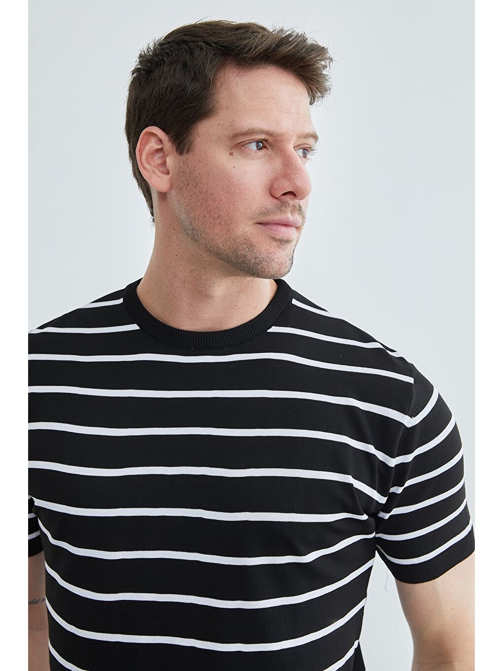 Siyah Çizgili Bisiklet Yaka Triko Tişört-4