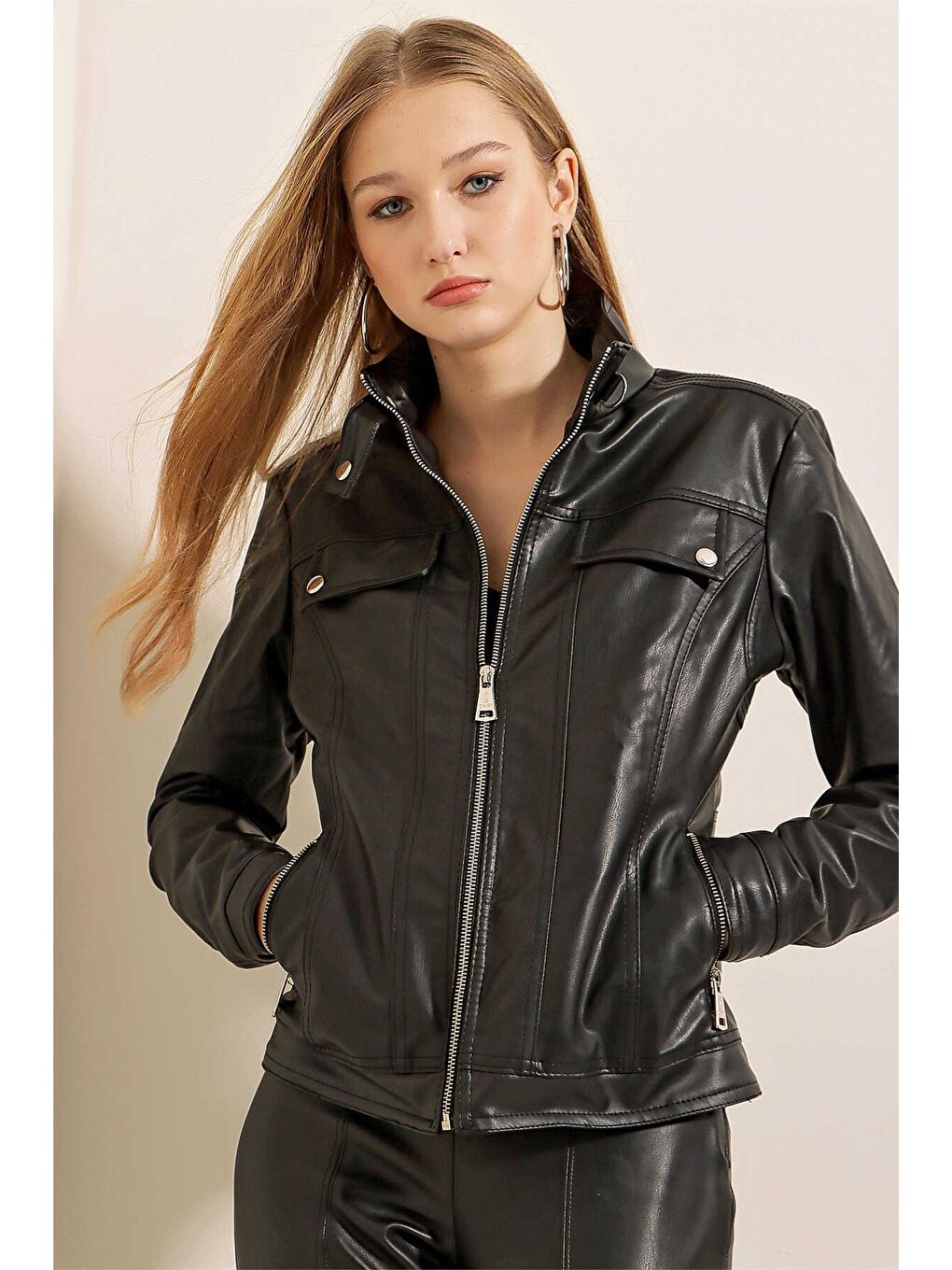 Kadın Siyah Dik Yaka Fermuarlı Suni Deri Mont