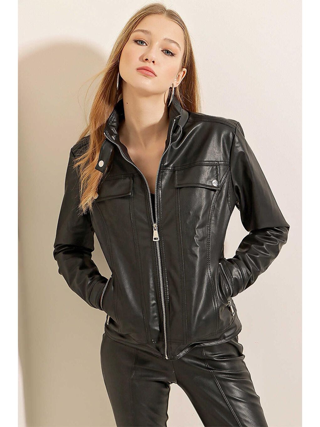 Kadın Siyah Dik Yaka Fermuarlı Suni Deri Mont-2