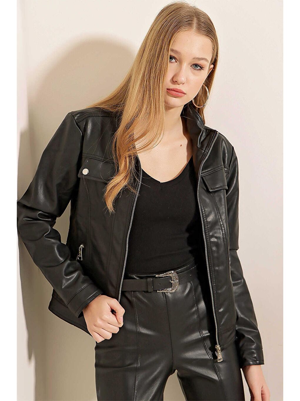 Kadın Siyah Dik Yaka Fermuarlı Suni Deri Mont-3