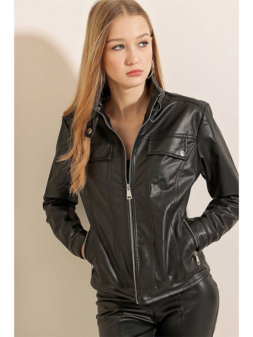 Kadın Siyah Dik Yaka Fermuarlı Suni Deri Mont-4