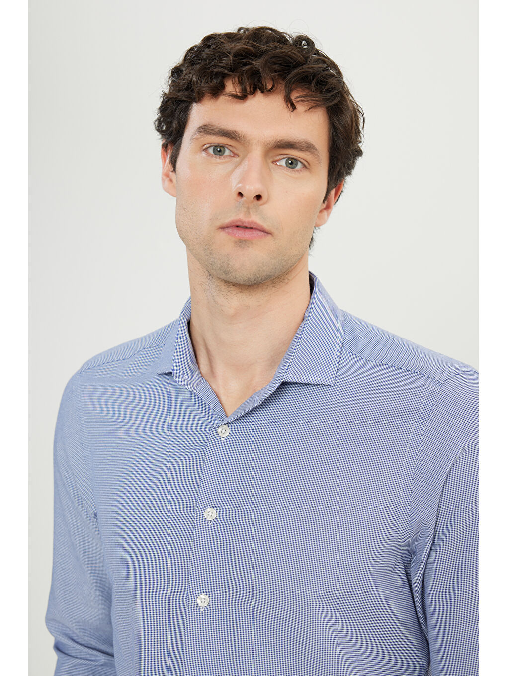 Erkek Lacivert-Beyaz Pamuklu Regular Fit Normal Kesim Küçük İtalyan Yaka Kazayağı Desenli Gömlek-3