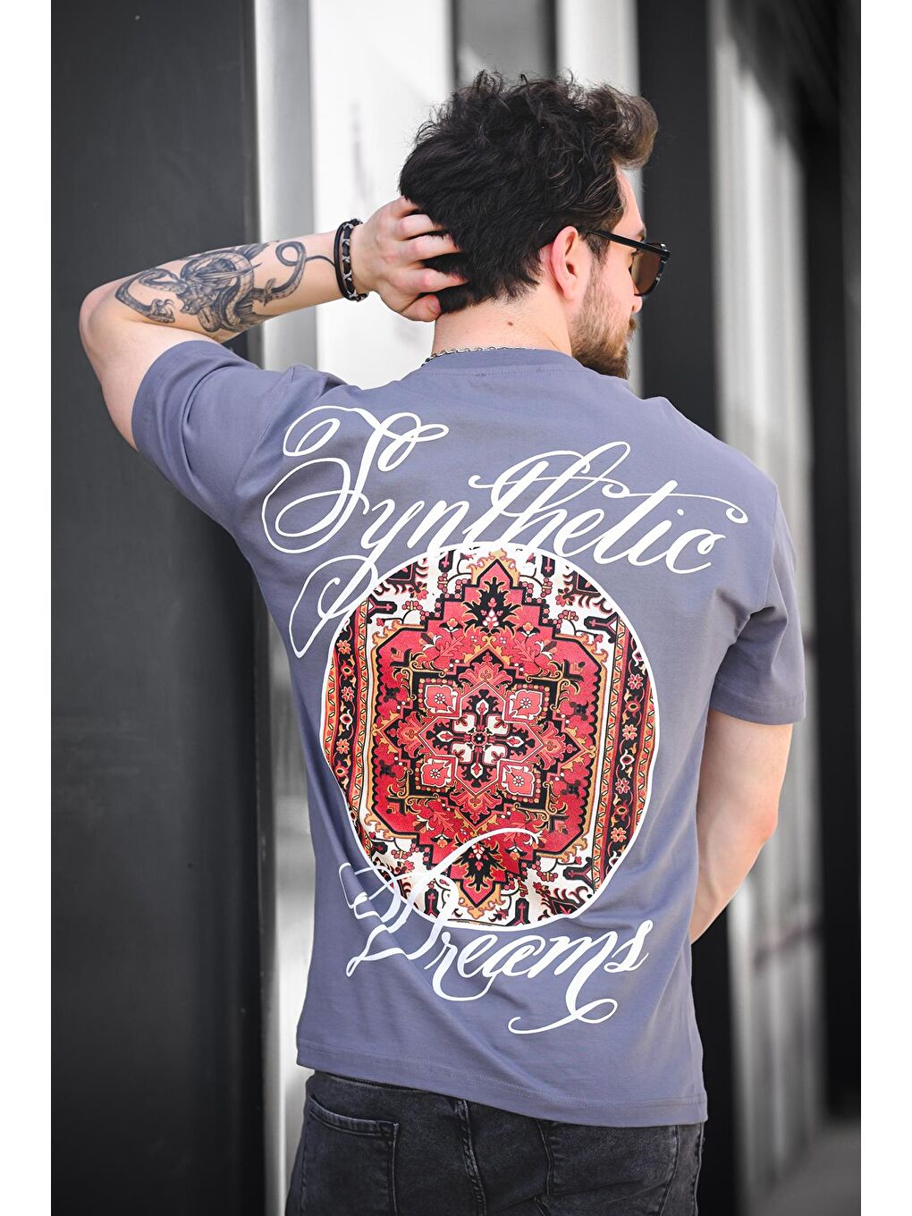 Gri Etnik Desen Logolu Sırt ve Ön Baskılı Pamuklu Comfort Erkek Tshirt-1