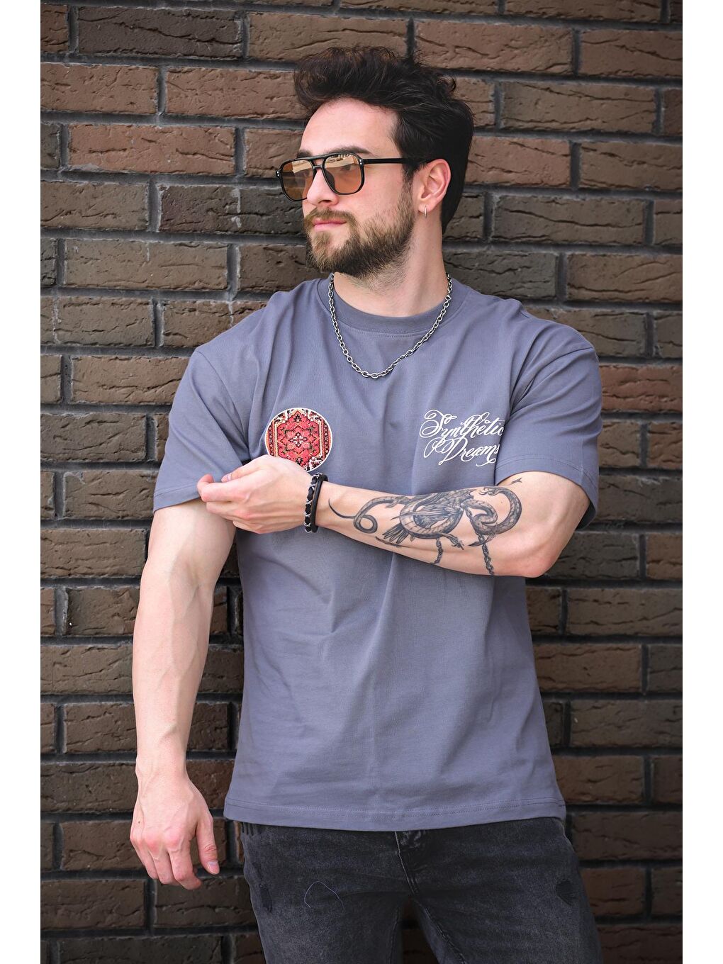 Gri Etnik Desen Logolu Sırt ve Ön Baskılı Pamuklu Comfort Erkek Tshirt