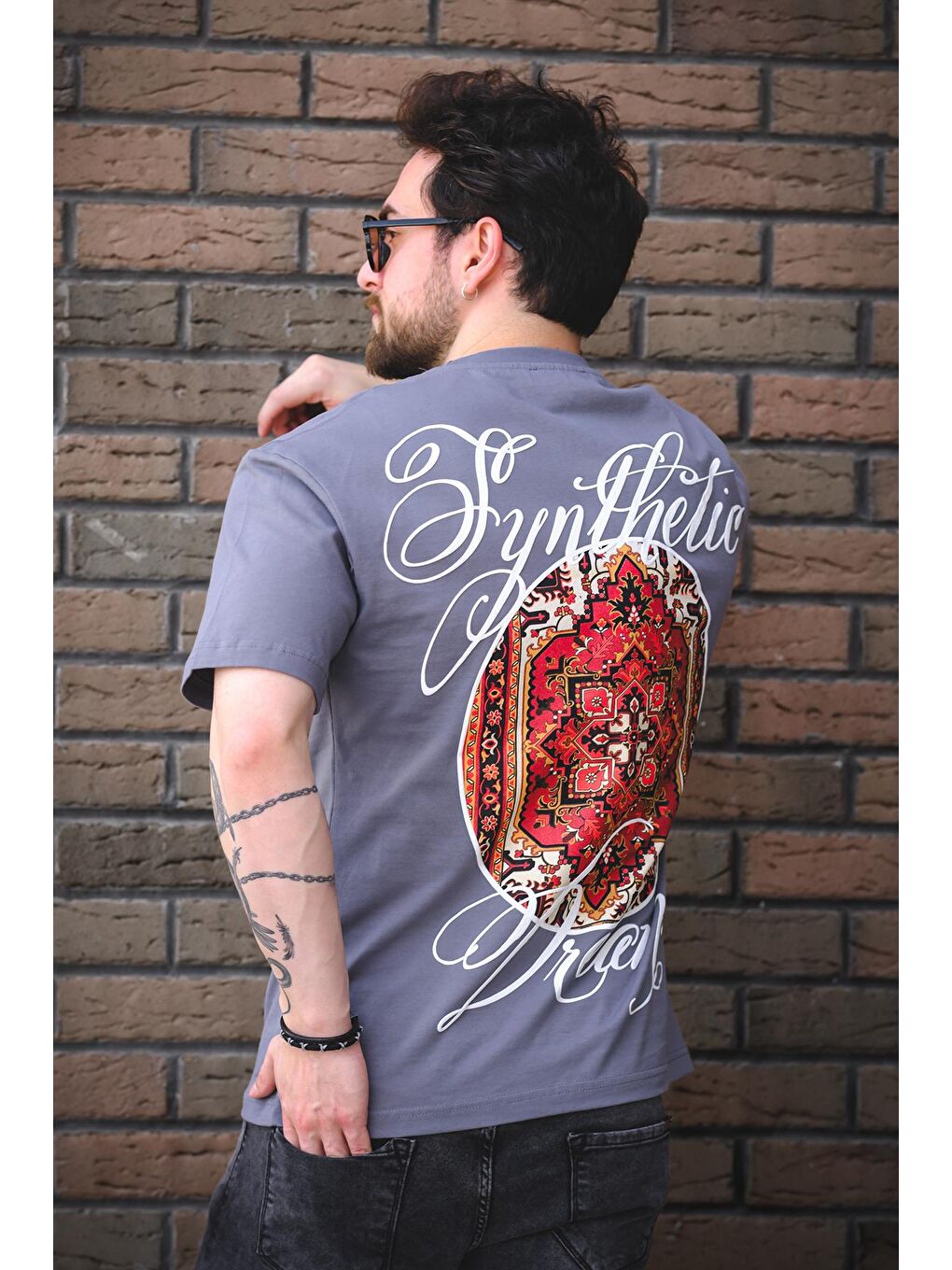 Gri Etnik Desen Logolu Sırt ve Ön Baskılı Pamuklu Comfort Erkek Tshirt-2