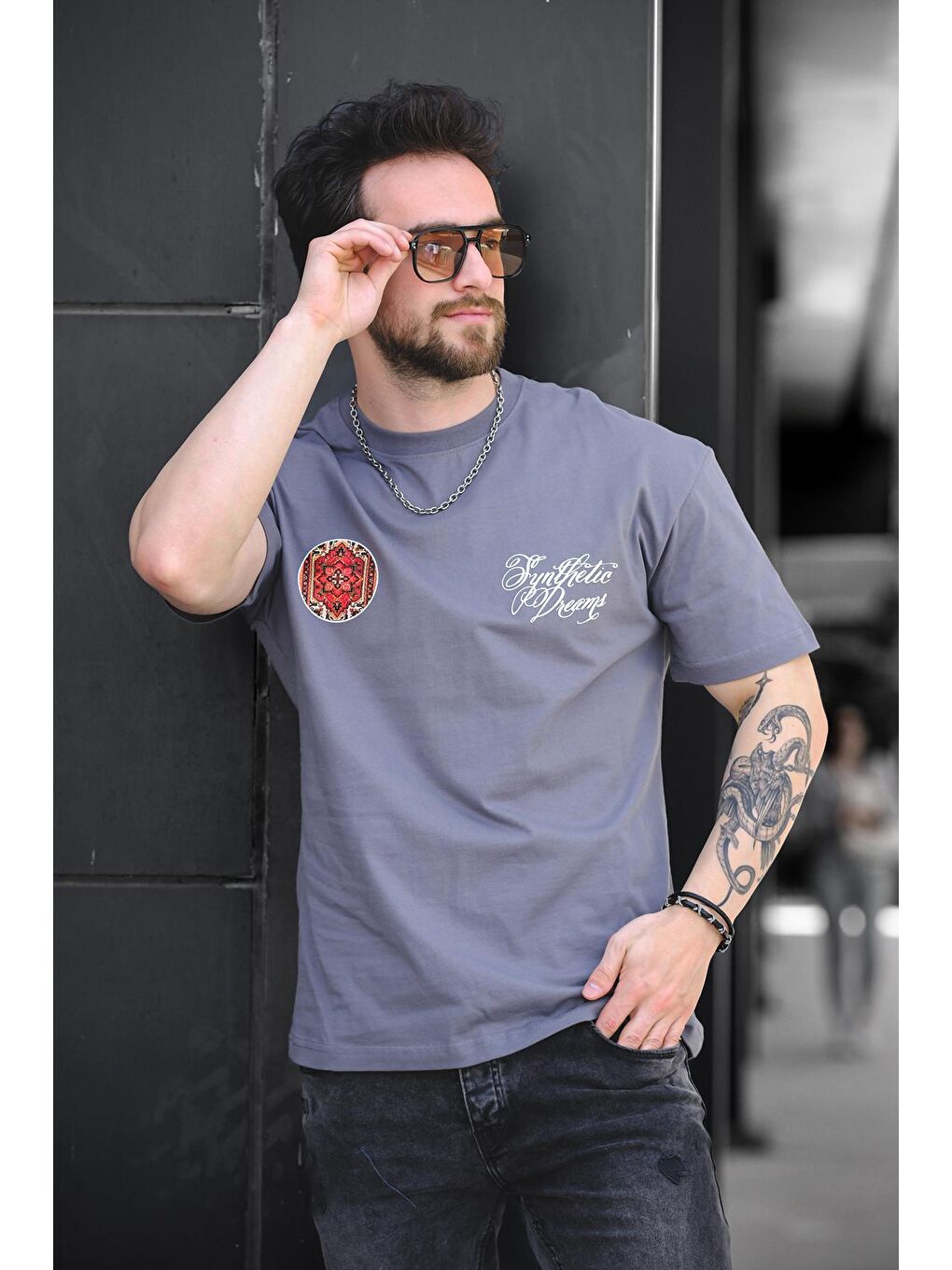 Gri Etnik Desen Logolu Sırt ve Ön Baskılı Pamuklu Comfort Erkek Tshirt-3