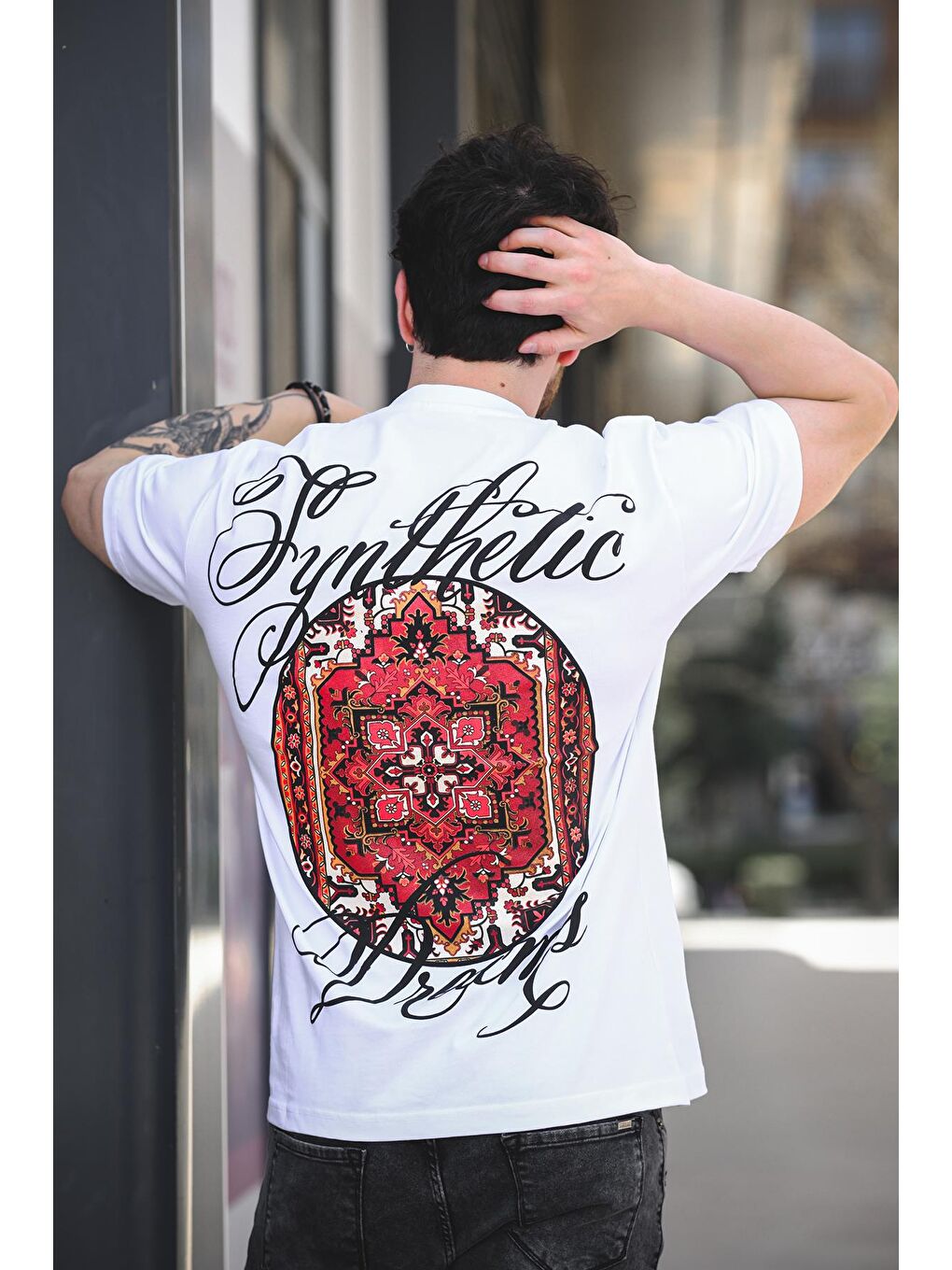 Beyaz Etnik Desen Logolu Sırt ve Ön Baskılı Pamuklu Comfort Erkek Tshirt-1