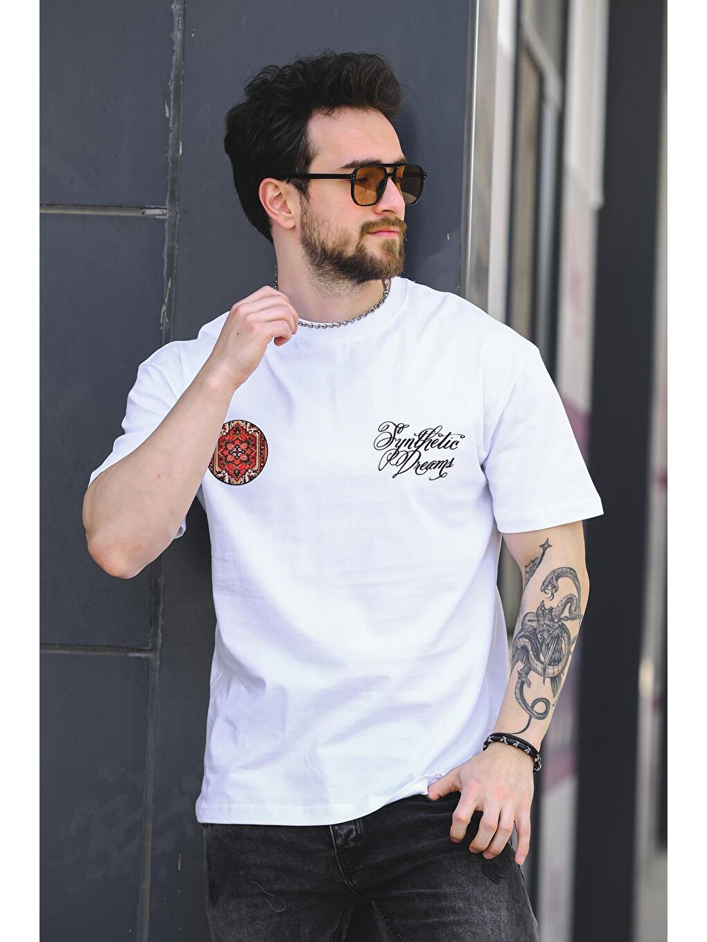 Beyaz Etnik Desen Logolu Sırt ve Ön Baskılı Pamuklu Comfort Erkek Tshirt