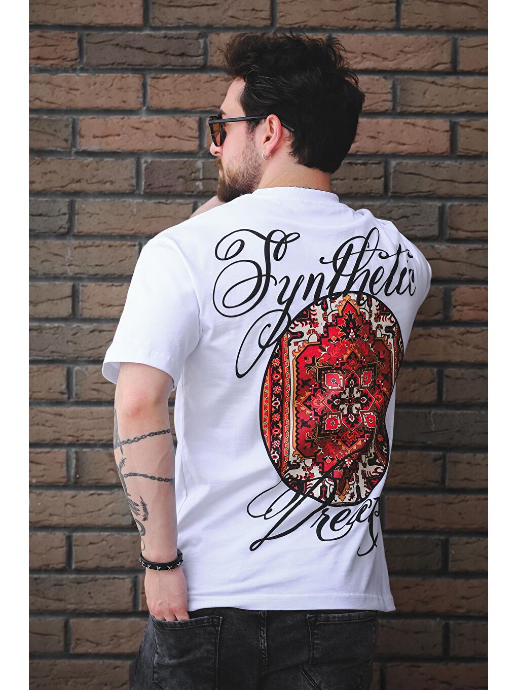 Beyaz Etnik Desen Logolu Sırt ve Ön Baskılı Pamuklu Comfort Erkek Tshirt-2