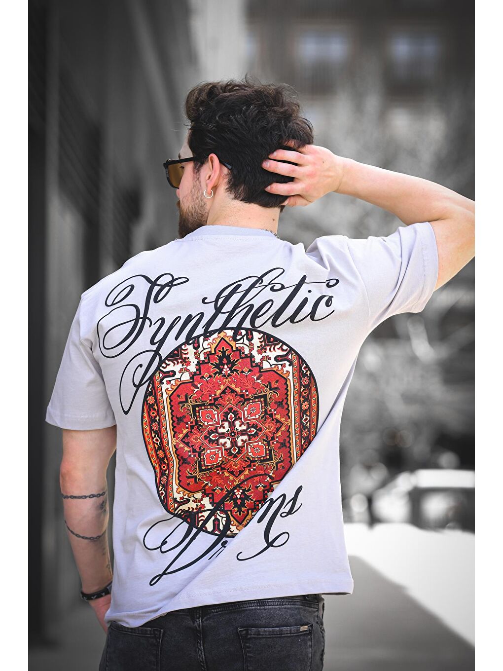 Gri Etnik Desen Logolu Sırt ve Ön Baskılı Pamuklu Comfort Erkek Tshirt-1