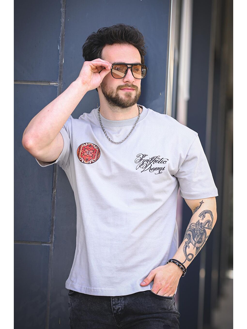 Gri Etnik Desen Logolu Sırt ve Ön Baskılı Pamuklu Comfort Erkek Tshirt