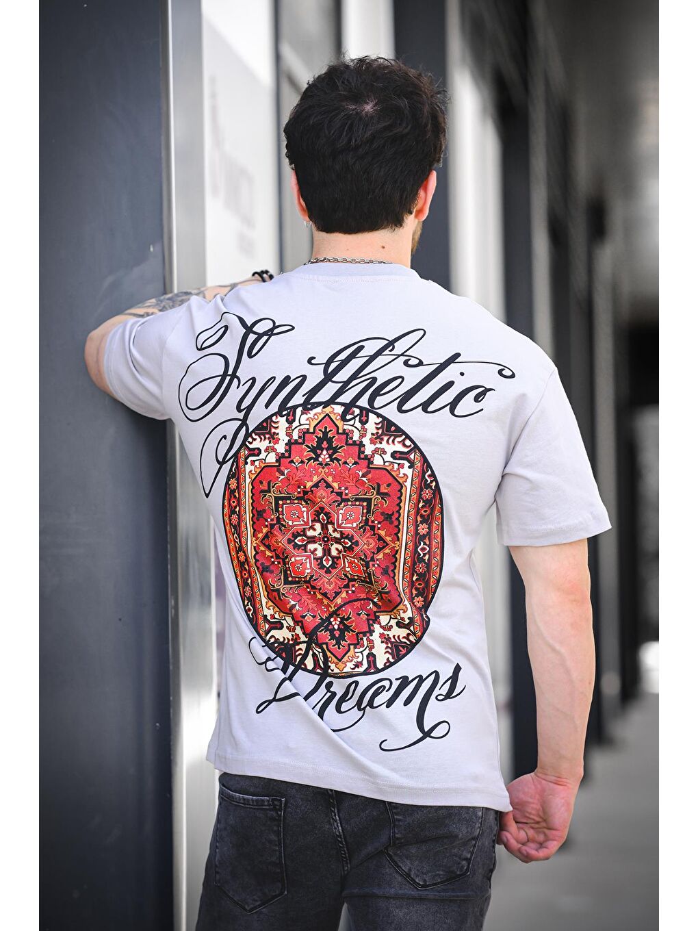 Gri Etnik Desen Logolu Sırt ve Ön Baskılı Pamuklu Comfort Erkek Tshirt-2