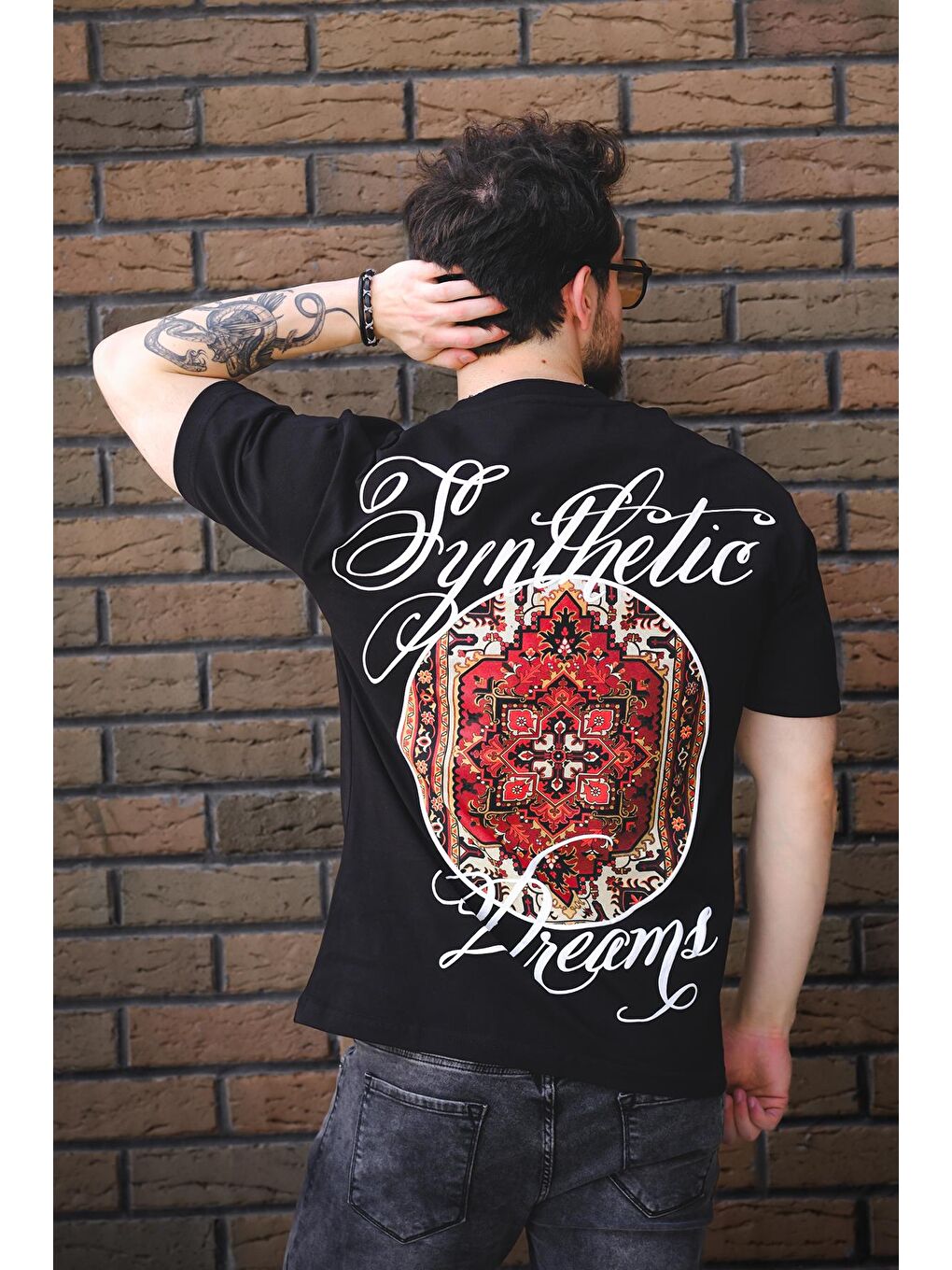 Siyah Etnik Desen Logolu Sırt ve Ön Baskılı Pamuklu Comfort Erkek Tshirt-1