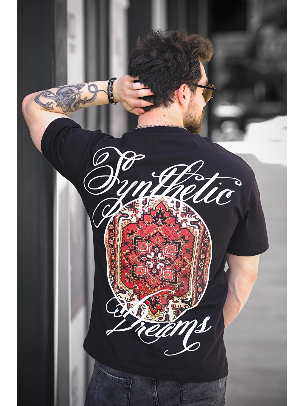 Siyah Etnik Desen Logolu Sırt ve Ön Baskılı Pamuklu Comfort Erkek Tshirt-2