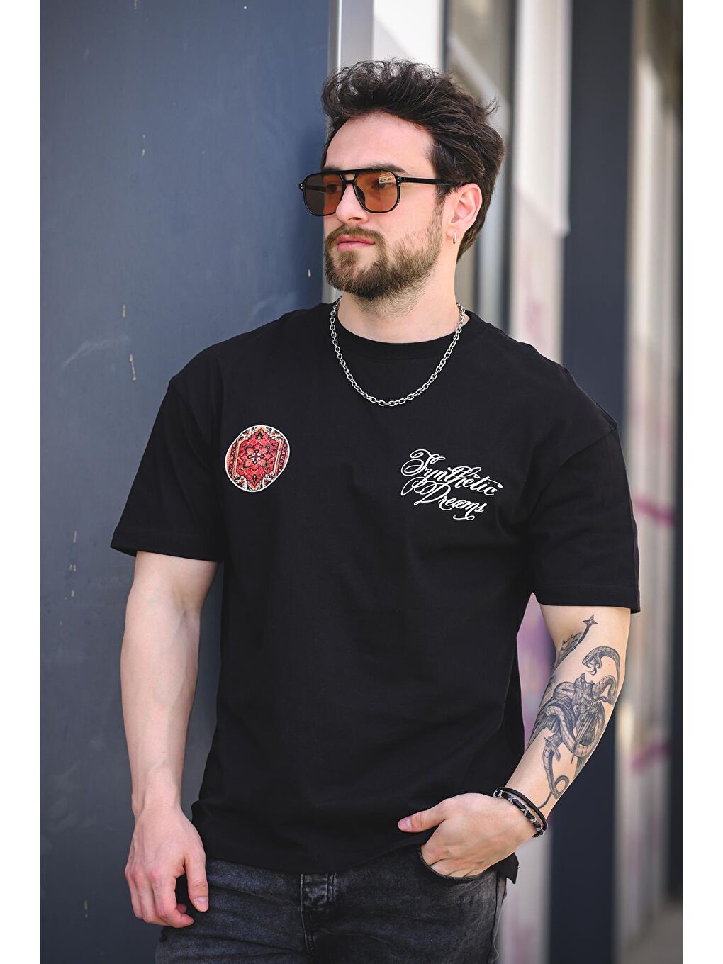 Siyah Etnik Desen Logolu Sırt ve Ön Baskılı Pamuklu Comfort Erkek Tshirt