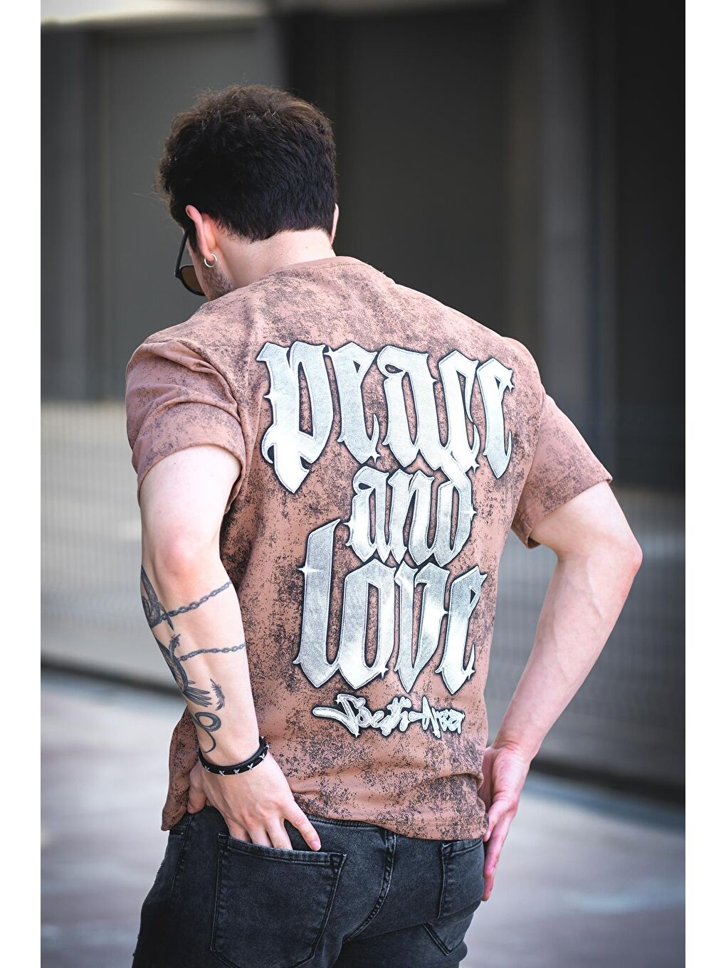 Kahverengi Peace And Love Yıkamalı Sırt ve Ön Baskılı Pamuklu Comfort Erkek Tshirt-1