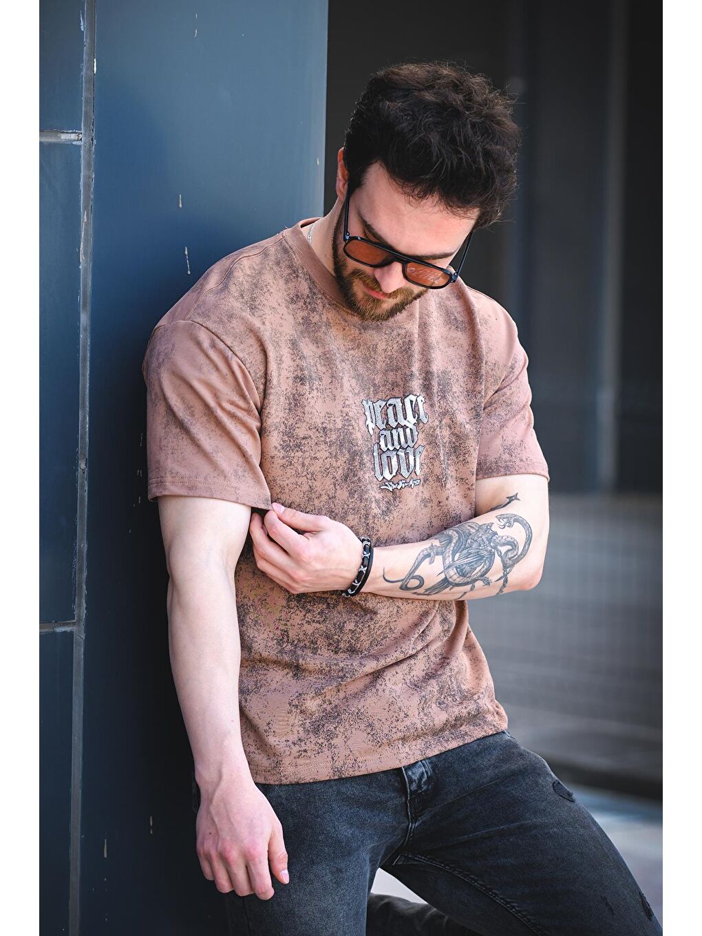 Kahverengi Peace And Love Yıkamalı Sırt ve Ön Baskılı Pamuklu Comfort Erkek Tshirt-2