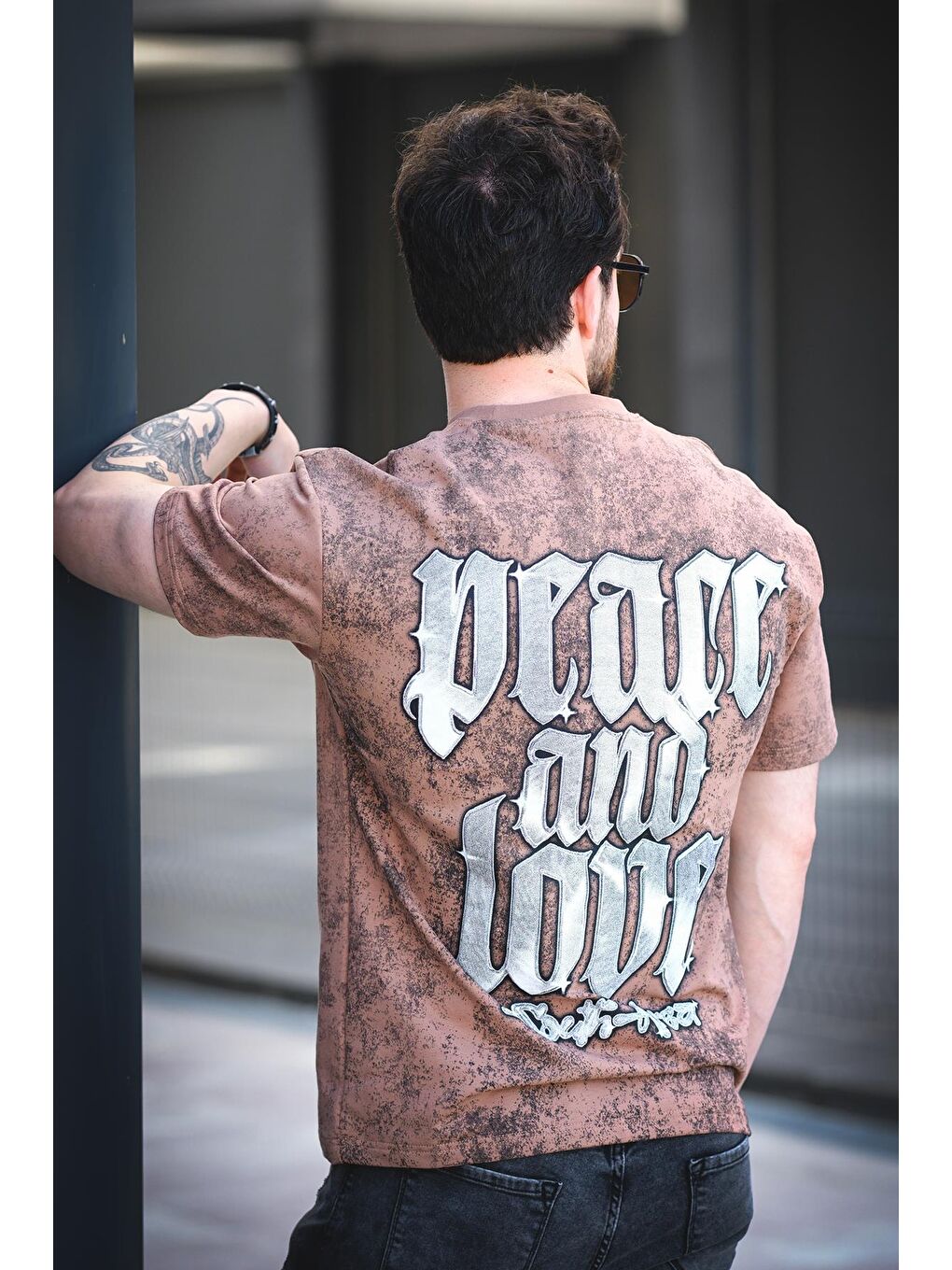 Kahverengi Peace And Love Yıkamalı Sırt ve Ön Baskılı Pamuklu Comfort Erkek Tshirt-3