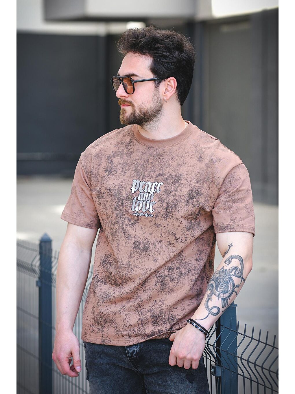 Kahverengi Peace And Love Yıkamalı Sırt ve Ön Baskılı Pamuklu Comfort Erkek Tshirt