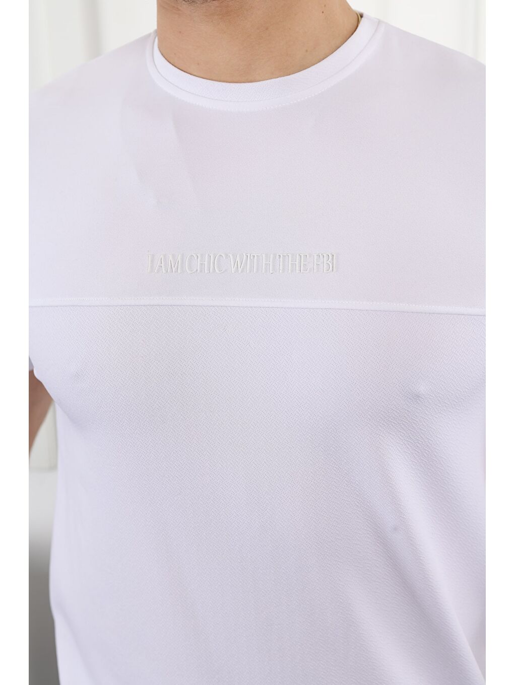 Beyaz Şerit Detaylı Baskılı Tişört-1