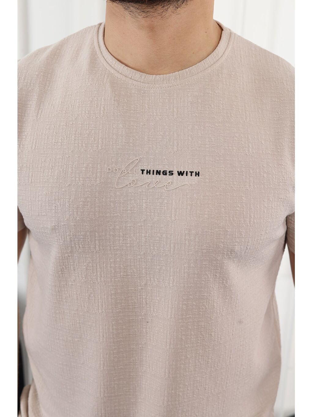 Ekru Kendinden Desenli Baskılı Tişört-1