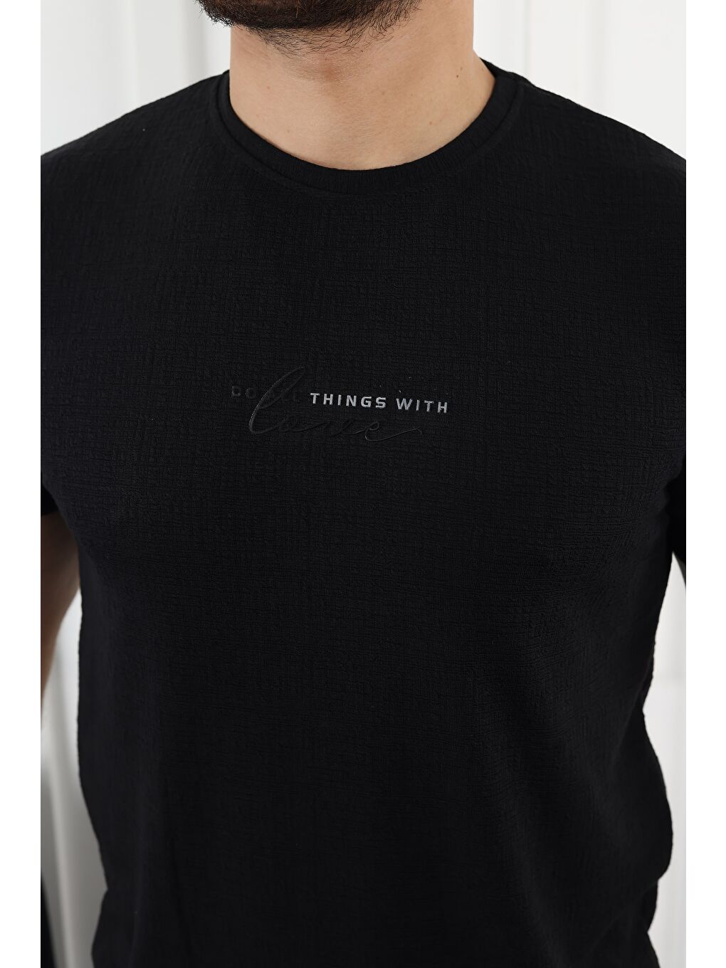 Siyah Kendinden Desenli Baskılı Tişört-1