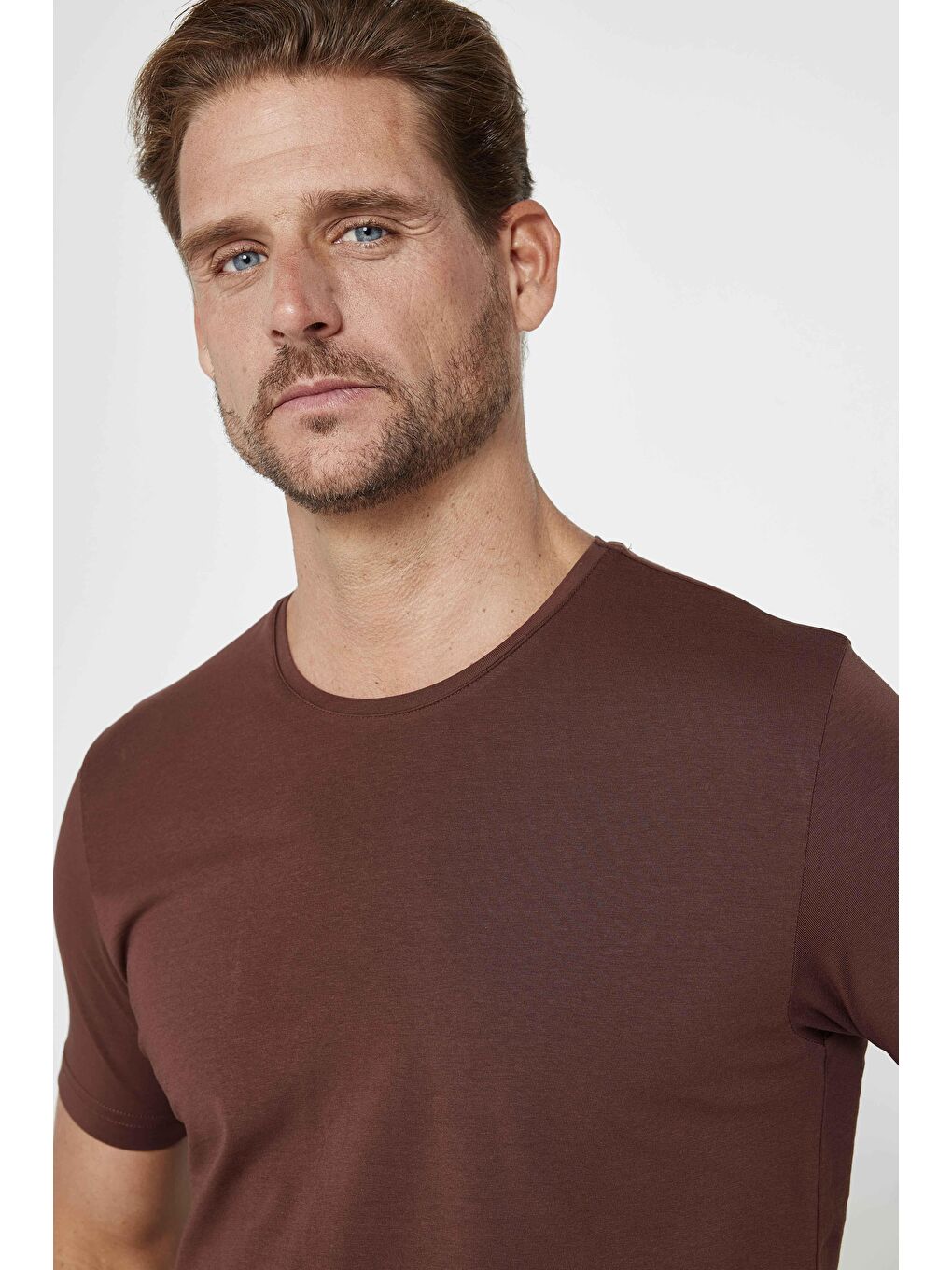 Erkek Slim Fit Dar Kesim Pamuklu Elastanlı Esnek Kumaş Basic Kahverengi Bisiklet Yaka Tişört-2