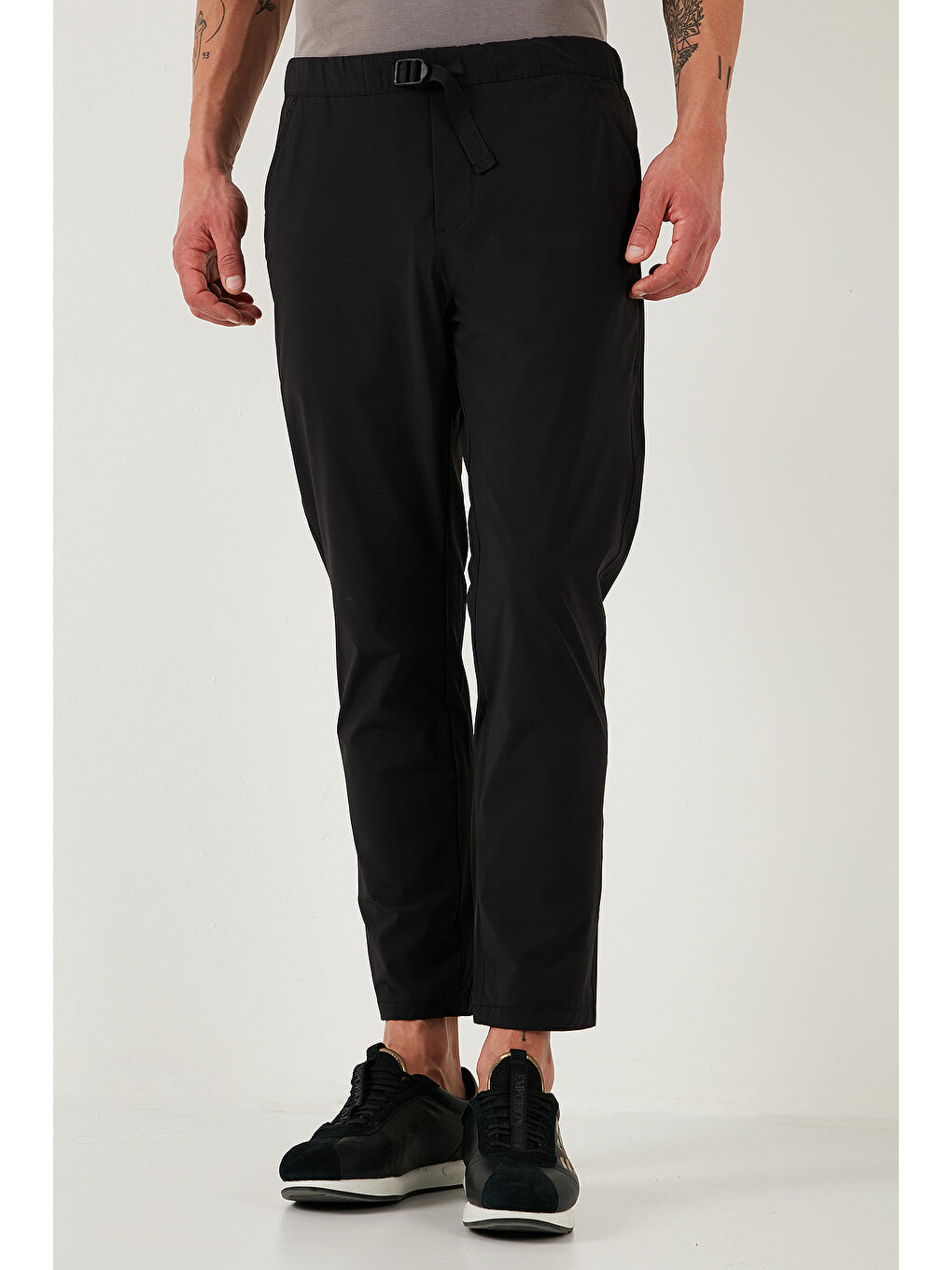 Siyah Slim Fit Lastikli Bel Boru Paça Kemer Detaylı Erkek Pantolon 5543S86JMILANO-1