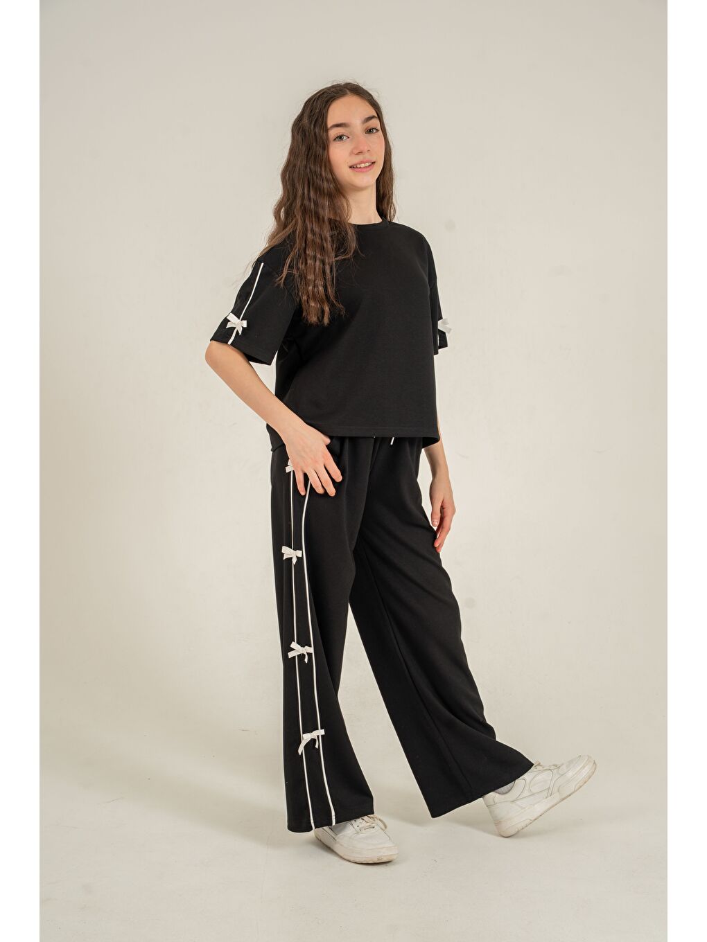 Siyah Üst Kollar Fiyonklu Alt Fiyonklu Yumaşak Dokulu-Comfort Kumaş Kız Çocuk Alt Üst Eşofman Takımı-2