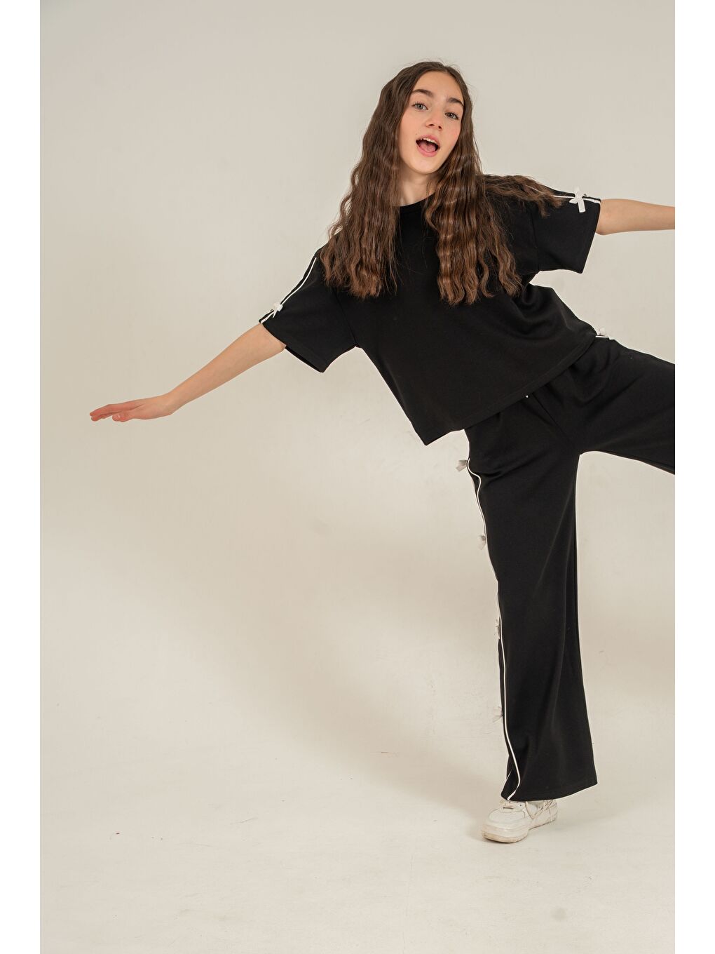 Siyah Üst Kollar Fiyonklu Alt Fiyonklu Yumaşak Dokulu-Comfort Kumaş Kız Çocuk Alt Üst Eşofman Takımı-4