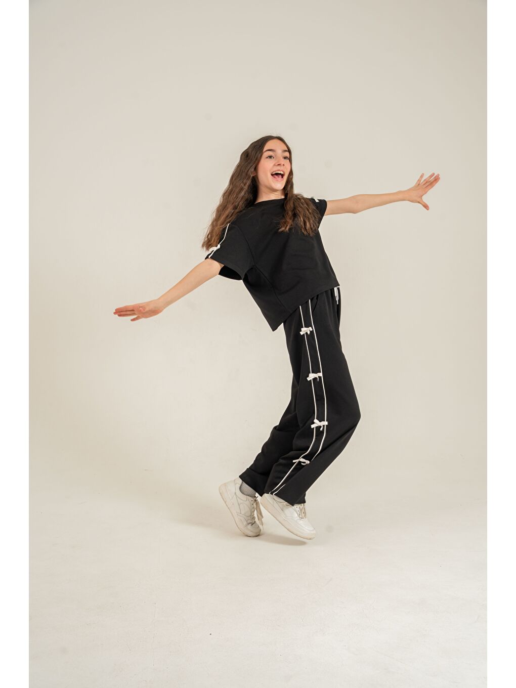 Siyah Üst Kollar Fiyonklu Alt Fiyonklu Yumaşak Dokulu-Comfort Kumaş Kız Çocuk Alt Üst Eşofman Takımı-6