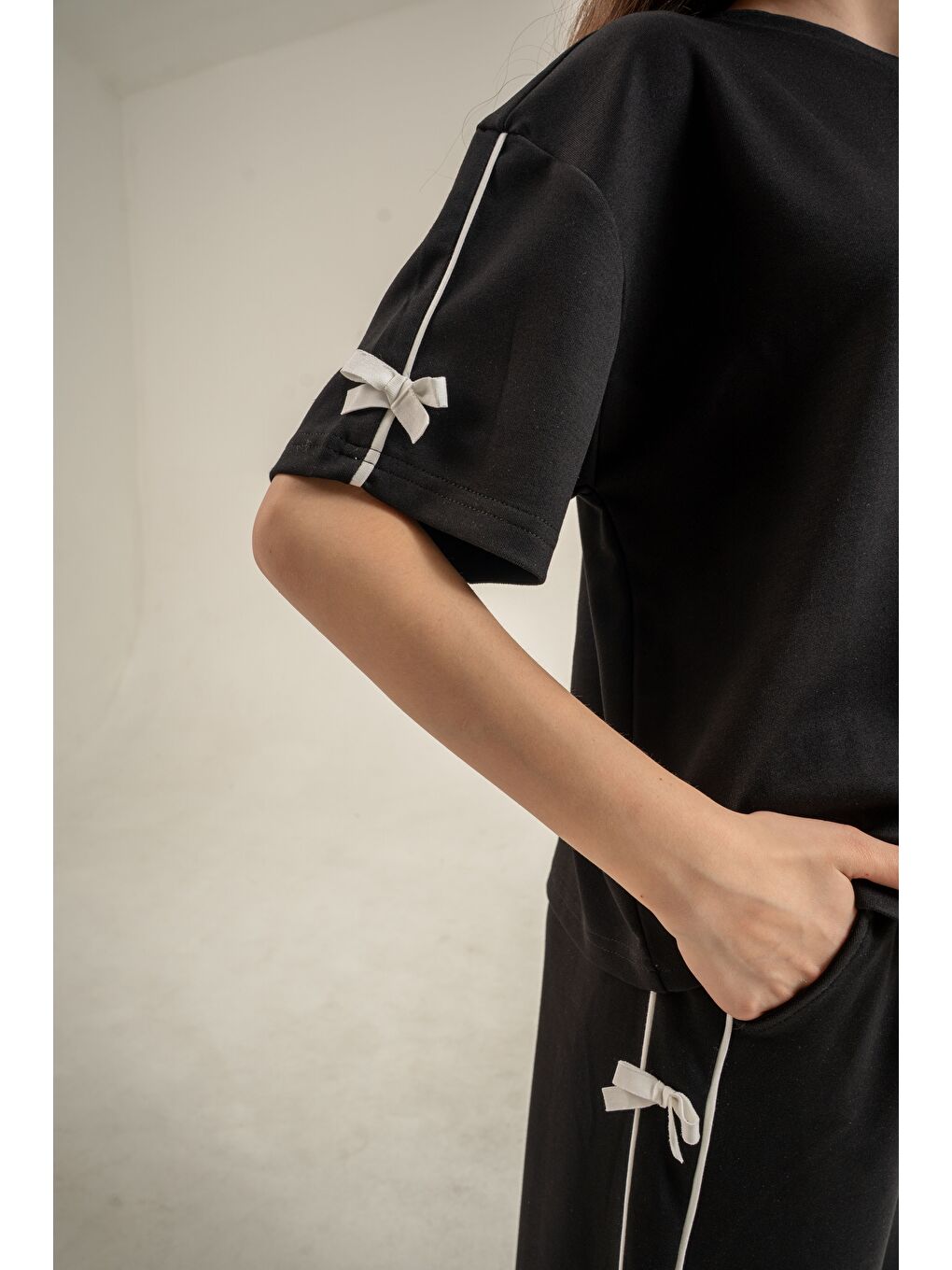 Siyah Üst Kollar Fiyonklu Alt Fiyonklu Yumaşak Dokulu-Comfort Kumaş Kız Çocuk Alt Üst Eşofman Takımı-8