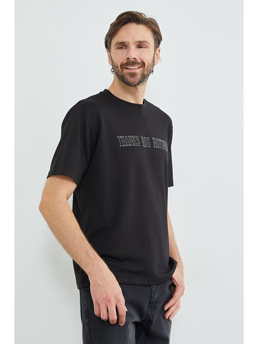 Siyah Thanes Rog Notwng Kabartma Baskılı Modal Tişört-1