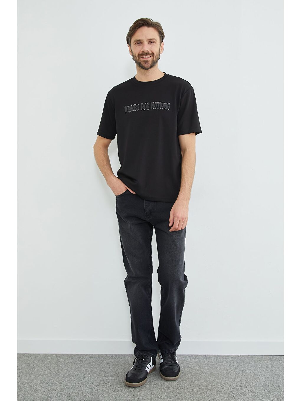 Siyah Thanes Rog Notwng Kabartma Baskılı Modal Tişört-2