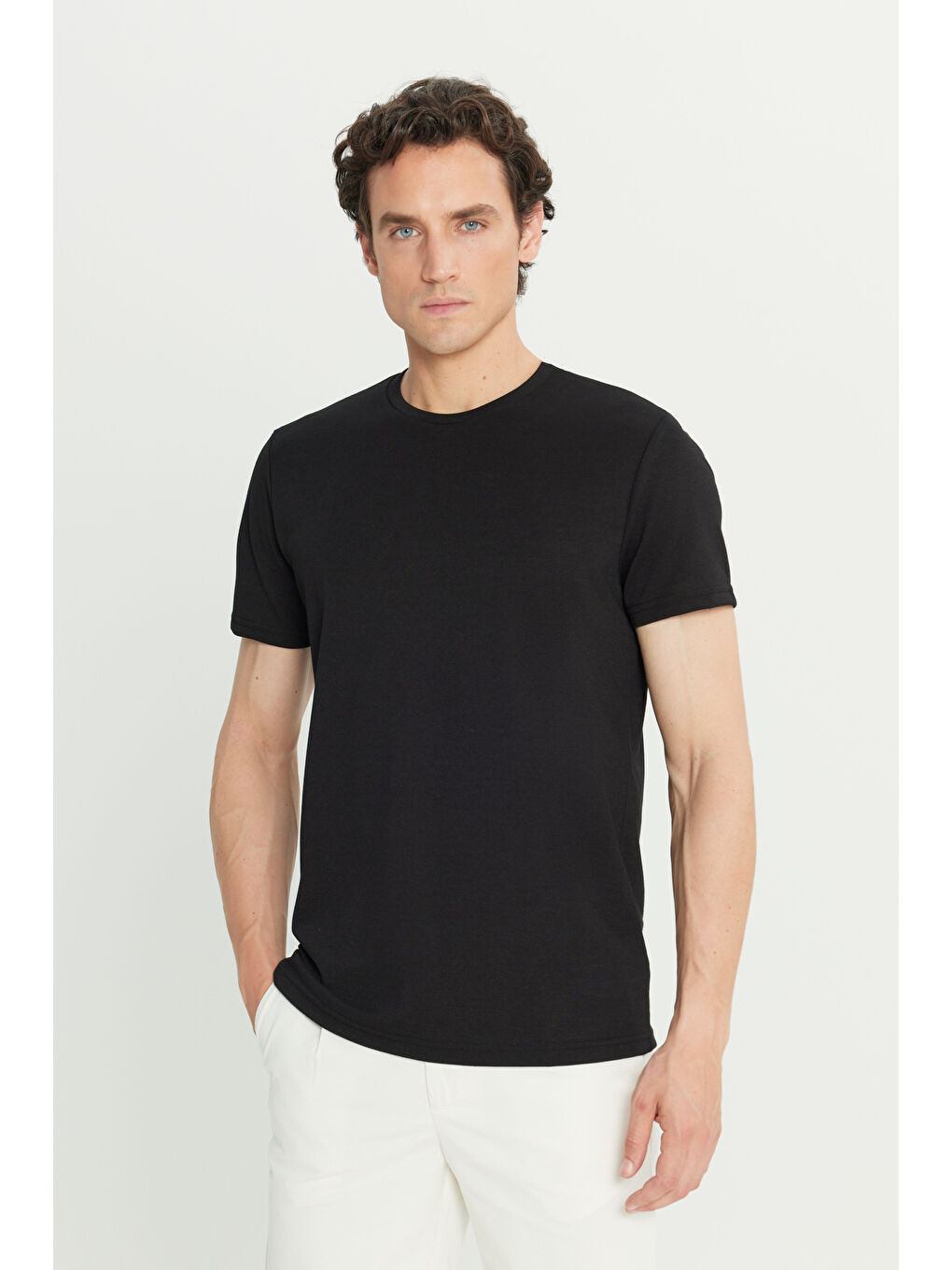 Erkek Siyah Pamuklu Slim Fit Dar Kesim Bisiklet Yaka Tişört