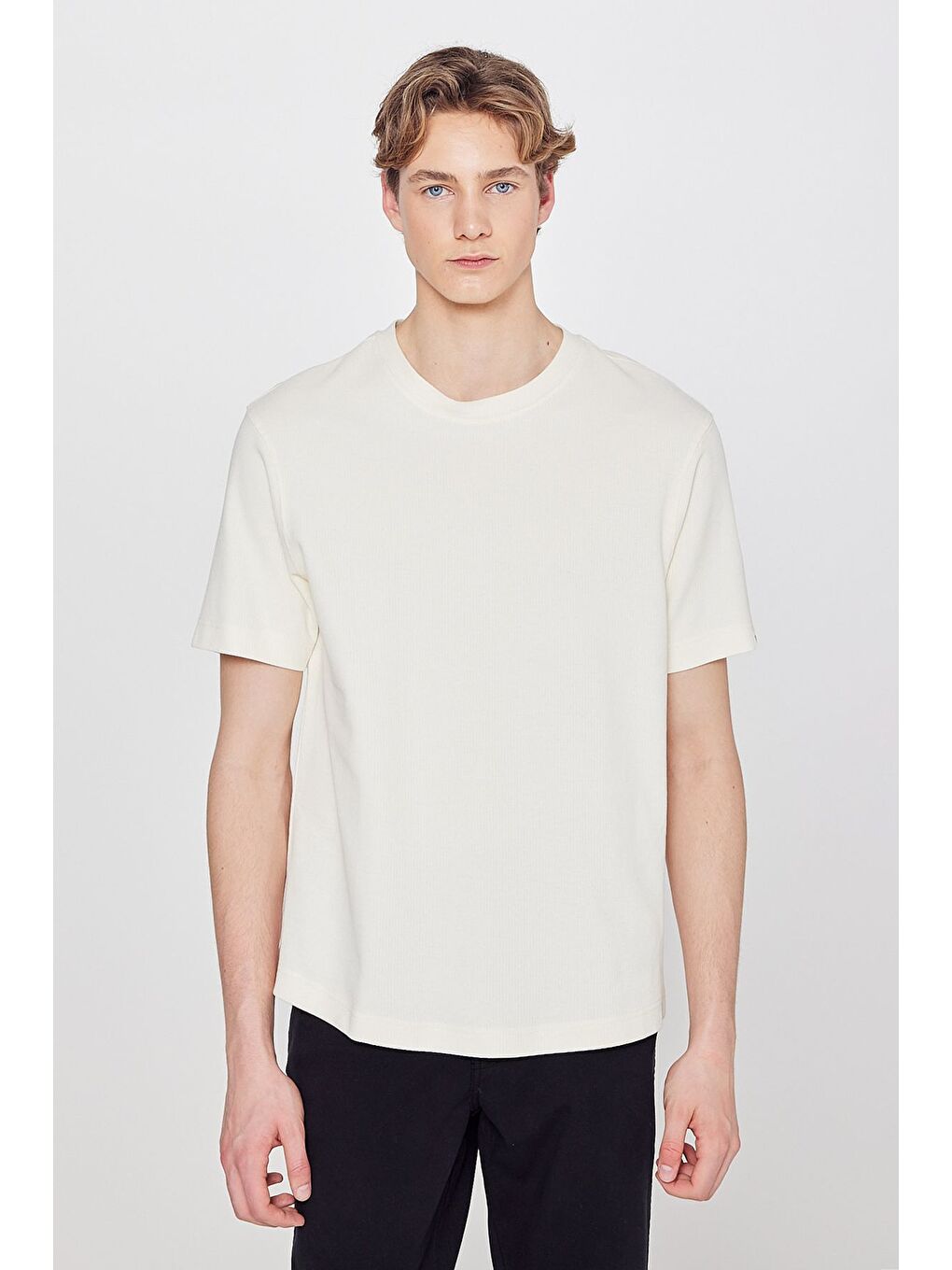 Beyaz Bisiklet Yaka Basic Tişört-1