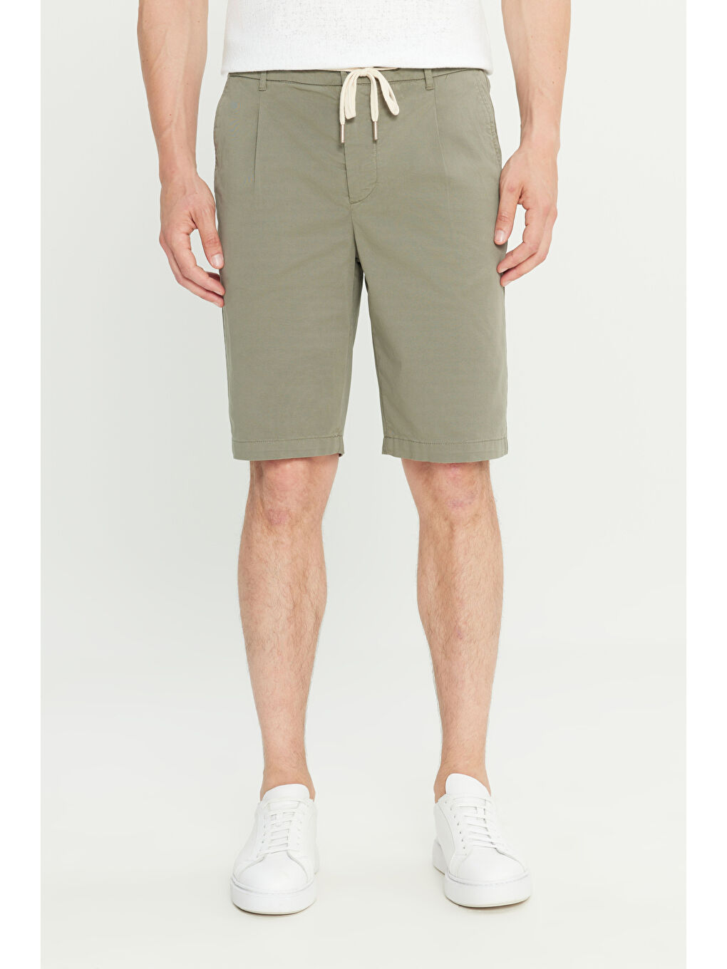 Erkek Haki Pamuklu Slim Fit Dar Kesim Beli Bağlamalı Yan Cepli Esnek Şort