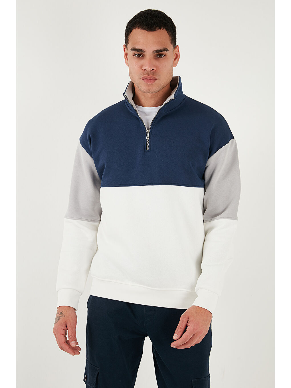 Ekru Renk Bloklu Regular Fit Yarım Fermuarlı Dik Yaka Sweat 5905719-1