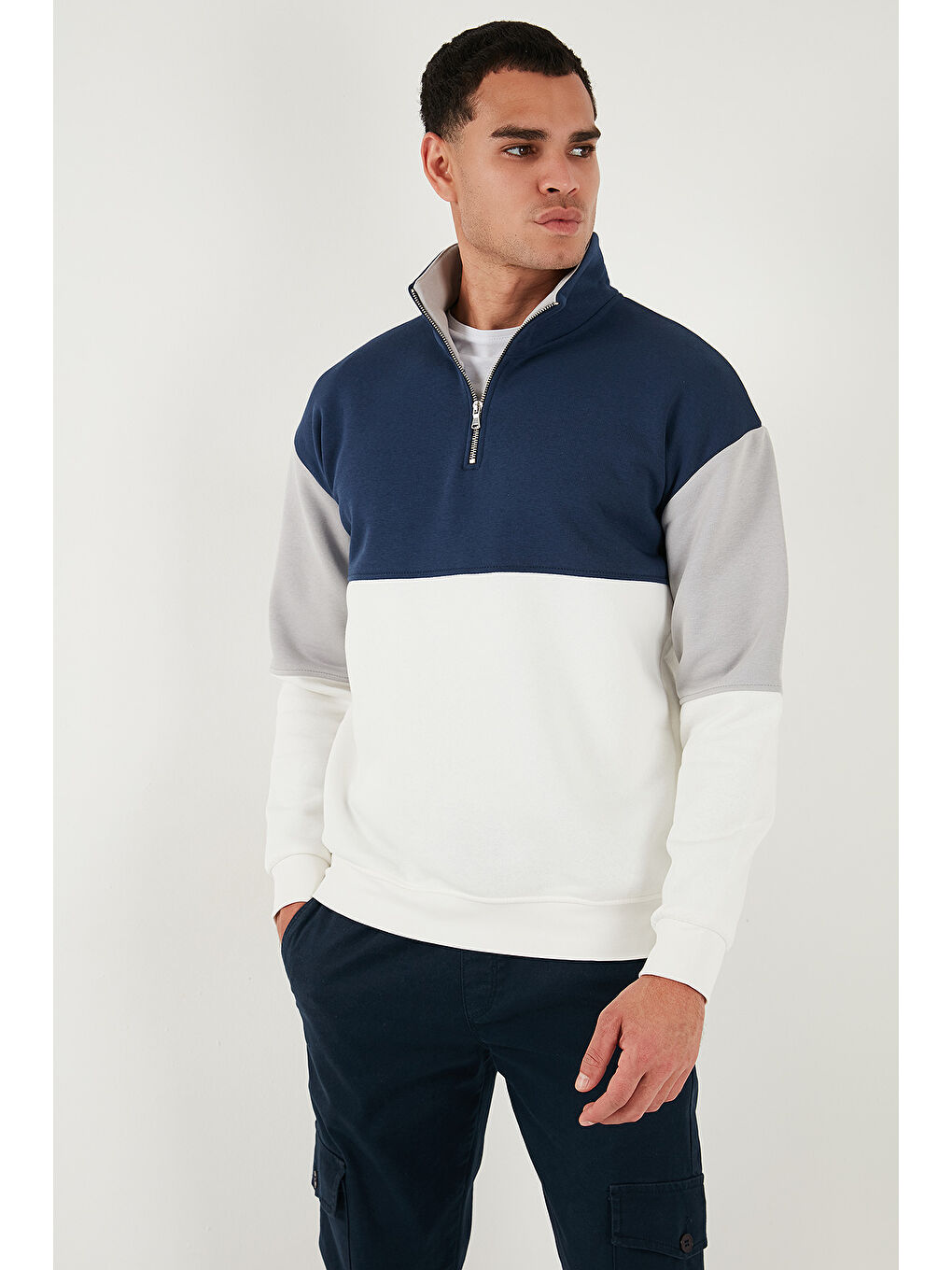Ekru Renk Bloklu Regular Fit Yarım Fermuarlı Dik Yaka Sweat 5905719-4