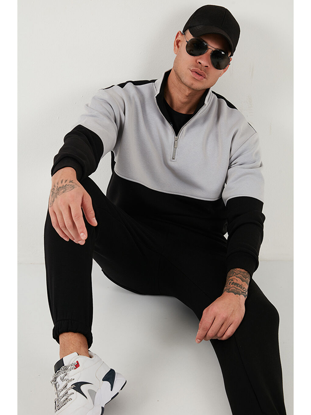 Siyah Renk Bloklu Regular Fit Yarım Fermuarlı Dik Yaka Sweat 5905719