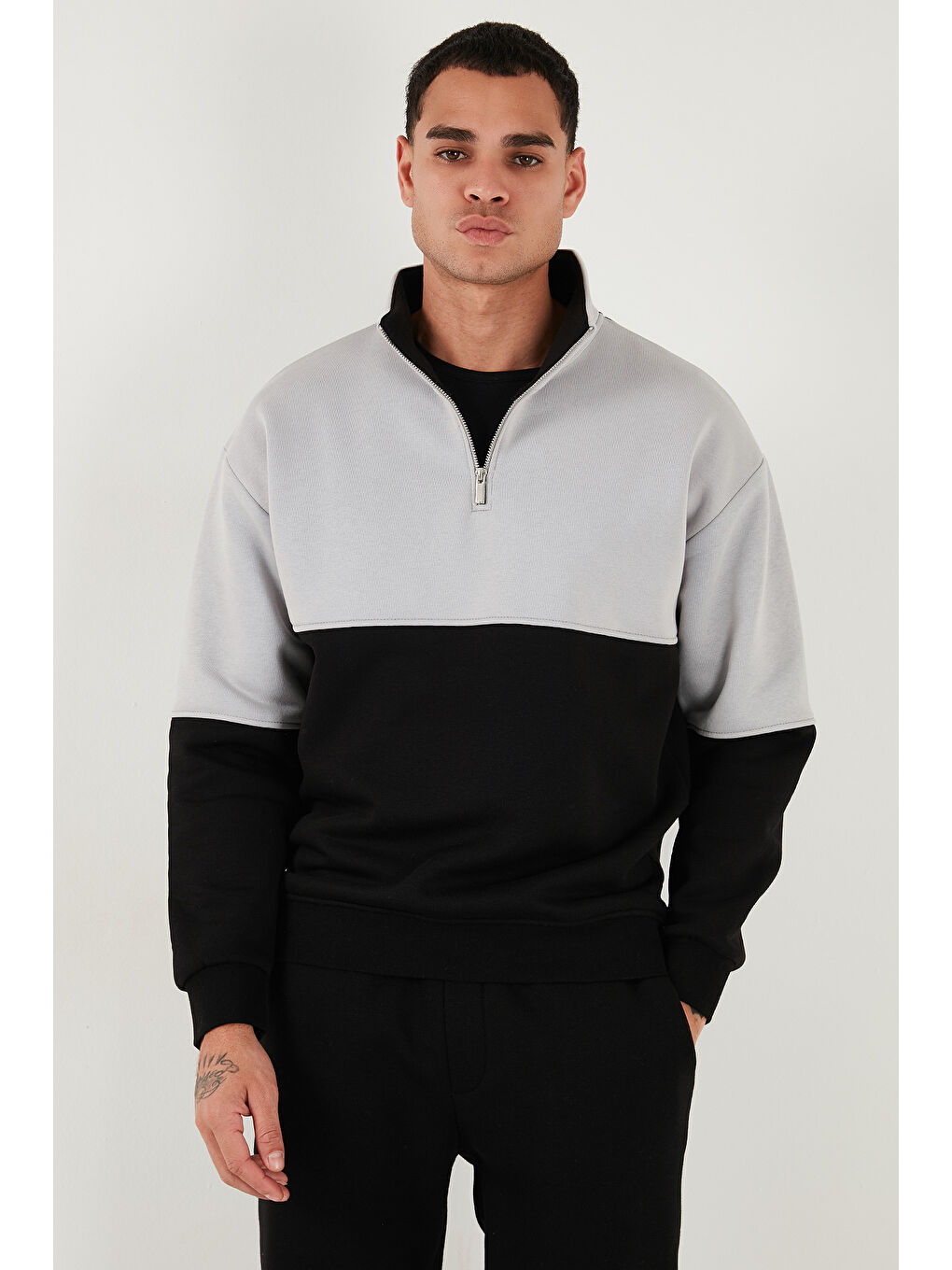 Siyah Renk Bloklu Regular Fit Yarım Fermuarlı Dik Yaka Sweat 5905719-1