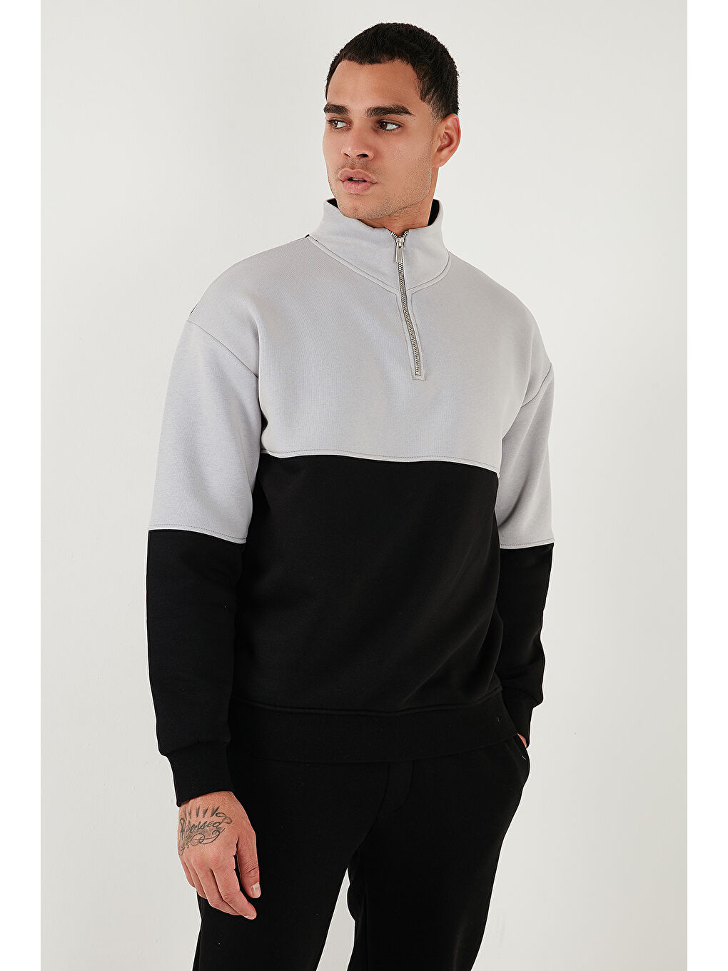 Siyah Renk Bloklu Regular Fit Yarım Fermuarlı Dik Yaka Sweat 5905719-3