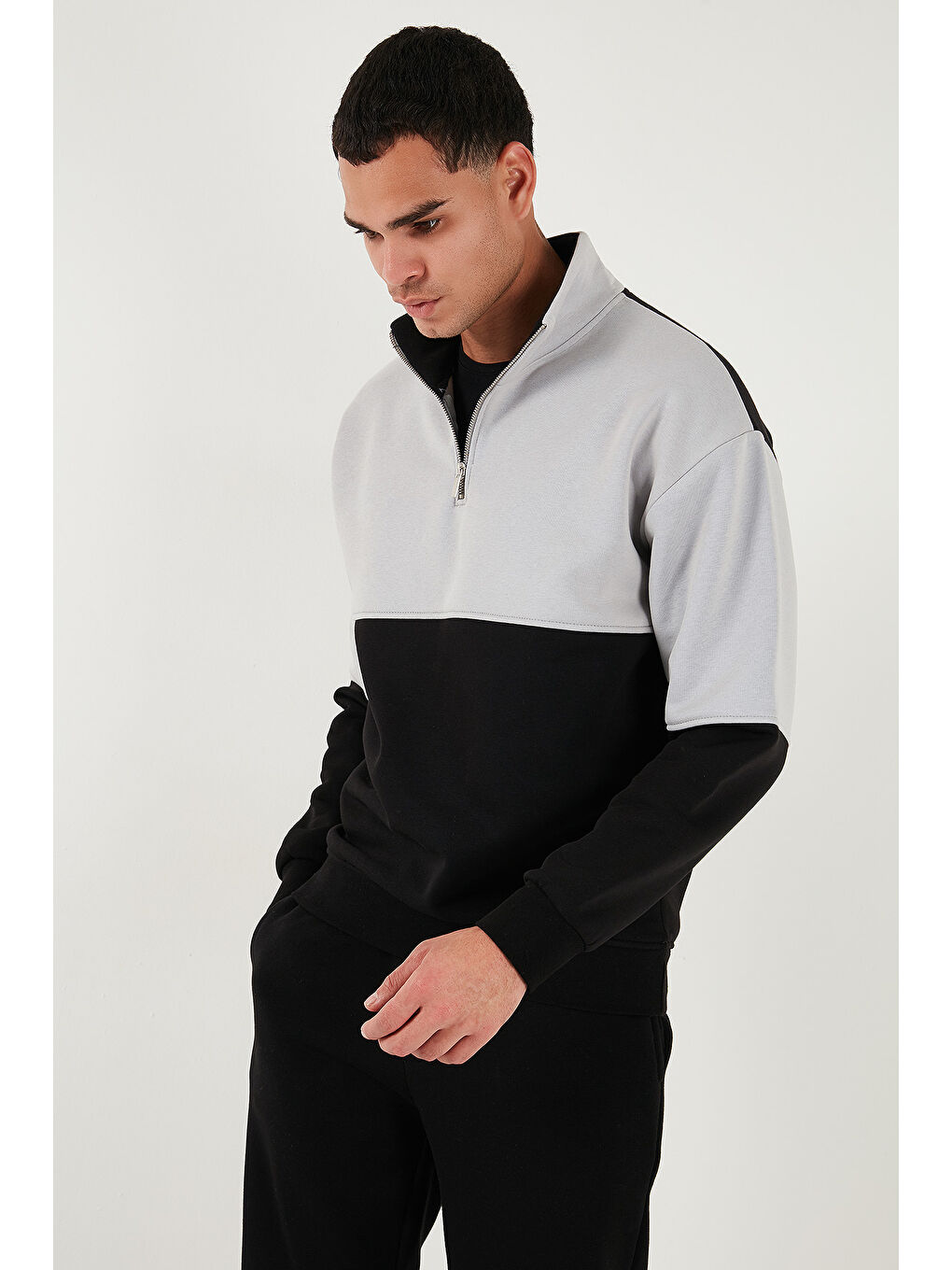 Siyah Renk Bloklu Regular Fit Yarım Fermuarlı Dik Yaka Sweat 5905719-4