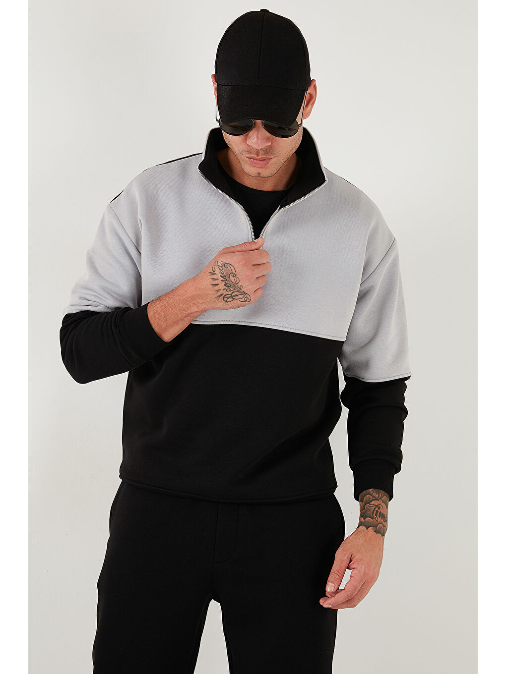 Siyah Renk Bloklu Regular Fit Yarım Fermuarlı Dik Yaka Sweat 5905719-5