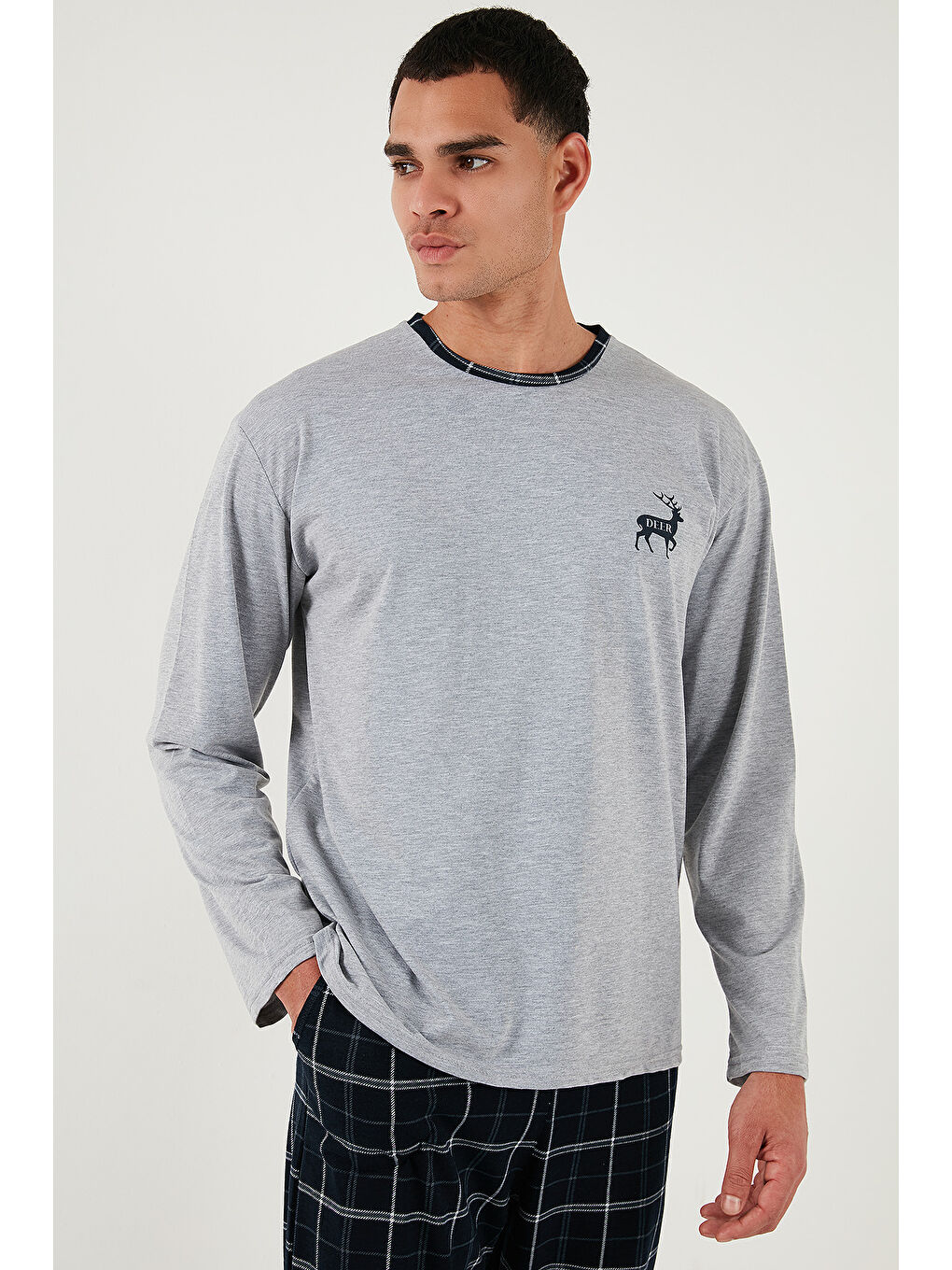 Gri Pamuklu Regular Fit Bisiklet Yaka Ekoseli %100 Pamuk Yılbaşı Temalı Pijama Takımı 6574001-2