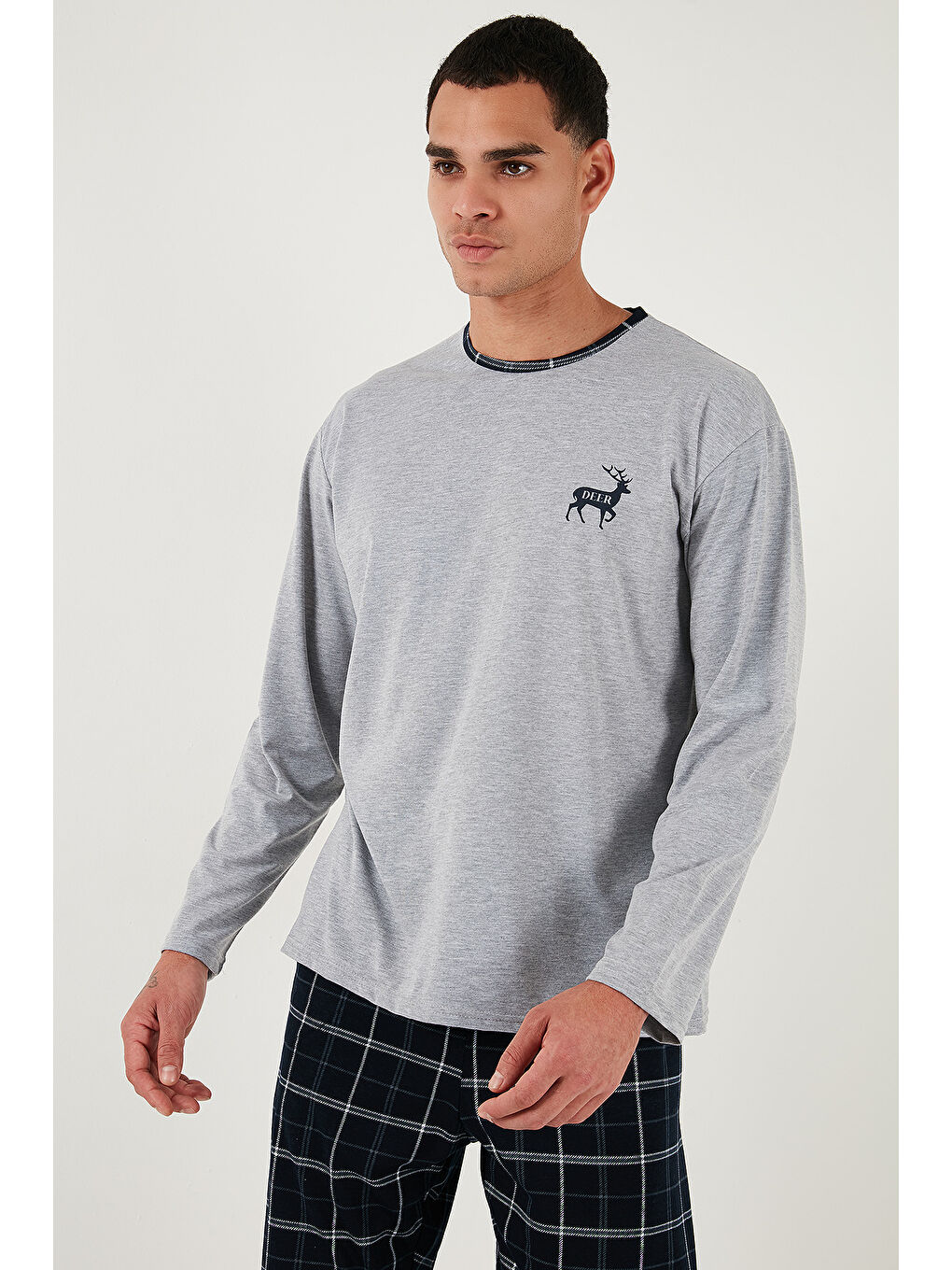 Gri Pamuklu Regular Fit Bisiklet Yaka Ekoseli %100 Pamuk Yılbaşı Temalı Pijama Takımı 6574001-4